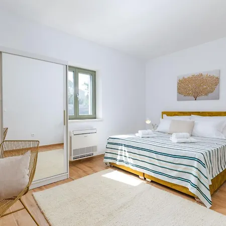 Philia By Villsy Villa