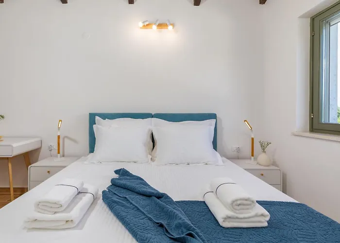 Philia By Villsy Villa *